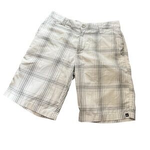 Men’s quiksilver shorts, 2 front. 2 back pockets, zip/button closure, sz 30